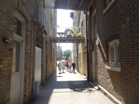 05b Bombay Wharf garden DSC02567